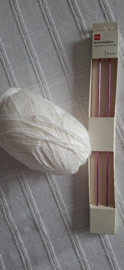 Breinaalden en witte bol wol, Ophalen, Nieuw, Breien, Wol of Garen