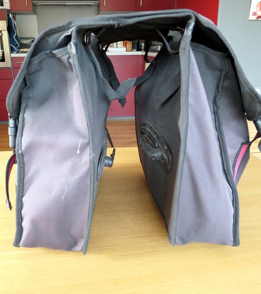 Aangeboden een dubbele fietstas, Fietsen en Brommers, Fietsaccessoires | Fietstassen, Ophalen of Verzenden, Gebruikt, Arufura