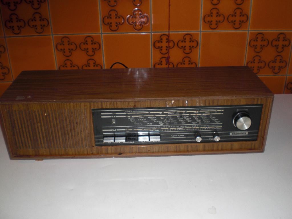 Houten tafel radio Grundig jaren 60 / 70 retro, Audio, Tv en Foto, Radio's, Ophalen of Verzenden, Gebruikt, Radio