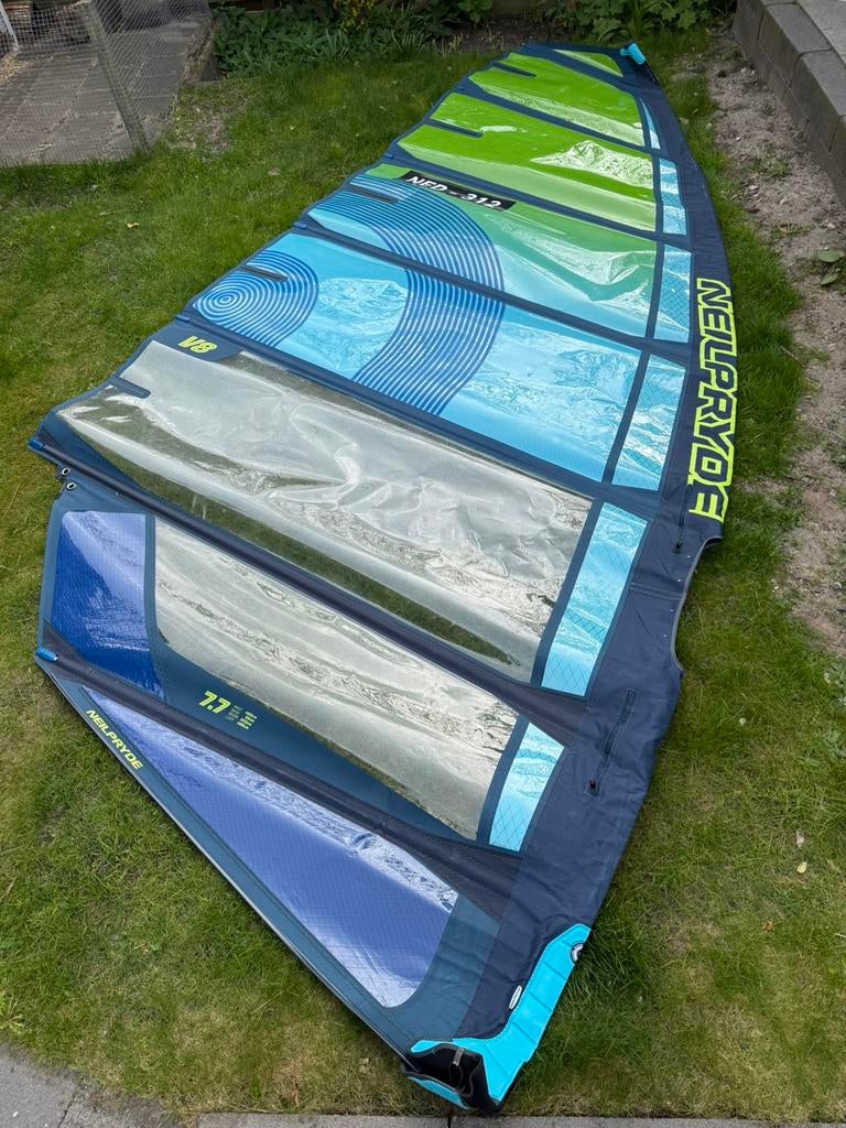 Neilpryde v8 7.7m2 2022, Ophalen, Zo goed als nieuw, Zeil