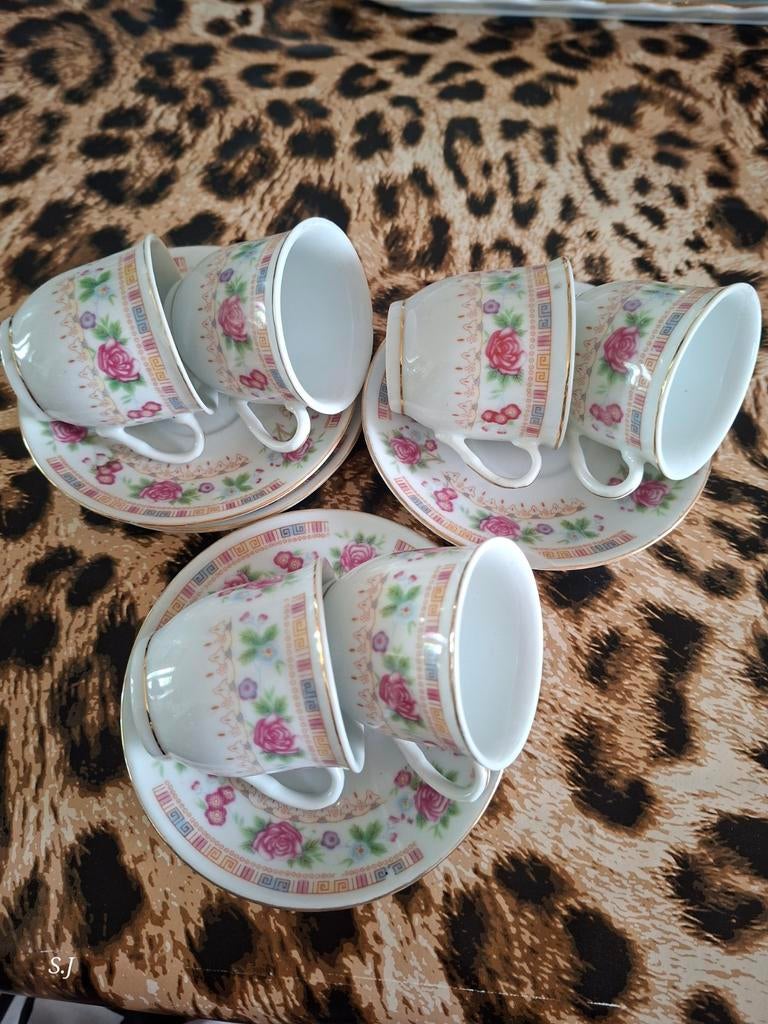 Kopjes en schotels met rozenprint, Ophalen of Verzenden, Porselein, Overige stijlen, Kop(pen) en/of Schotel(s)