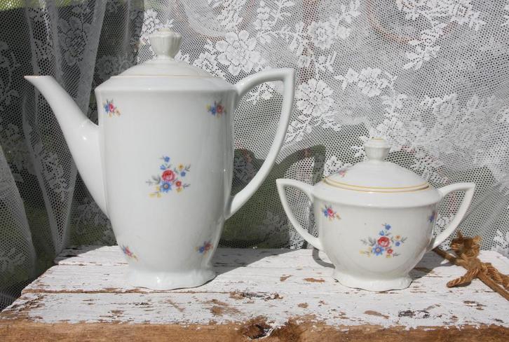 Vintage Koffieservies 6 kop & schotels bloempjes + roosjes, Antiek en Kunst, Antiek | Servies los, Ophalen of Verzenden