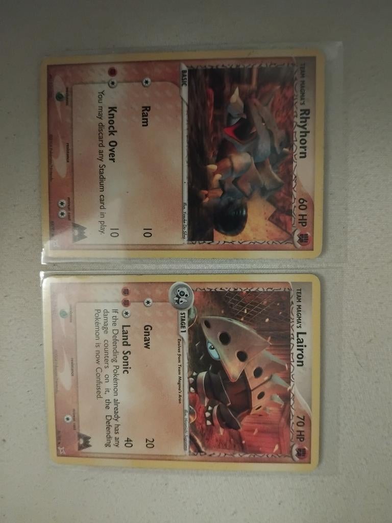 Pokémon Kaarten: Rhyhorn en Lairon (Team Magma), Hobby en Vrije tijd, Verzamelkaartspellen | Pokémon, Zo goed als nieuw, Meerdere kaarten