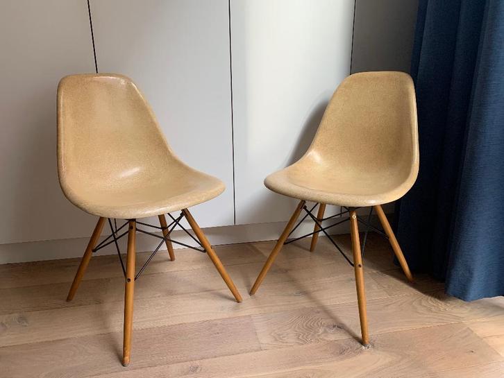 2x vintage Eames Miller DSW glasvezel sidechairs ochre light, Huis en Inrichting, Stoelen, Gebruikt, Twee, Hout, Metaal, Overige materialen