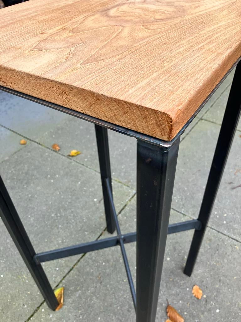 Hoge bijzettafels met houten blad en metalen onderstel, Ophalen, Minder dan 55 cm, Gebruikt, Vierkant