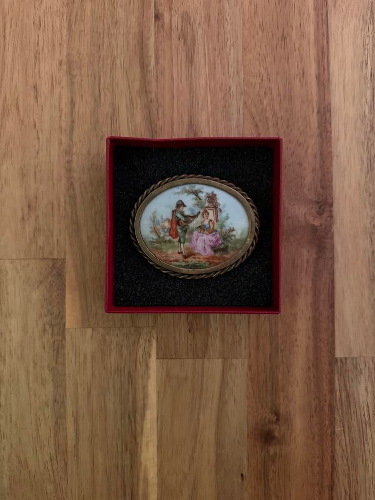 Antieke Limoges Porseleinen Broche - Verliefd Stel, Sieraden, Tassen en Uiterlijk, Broches, Overige materialen, 4 tot 7 cm, Gebruikt