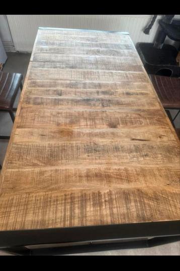 Industriele tafel mangohout beschikbaar voor biedingen