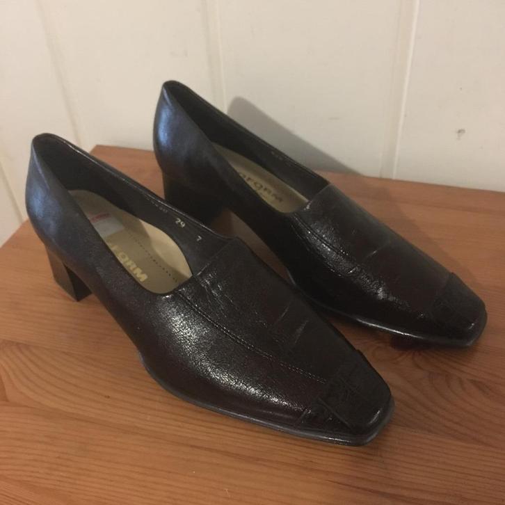Elegante bruine leren pumps met hak van Helioform, maat 40, Kleding | Dames, Schoenen, Zo goed als nieuw, Pumps, Bruin, Verzenden