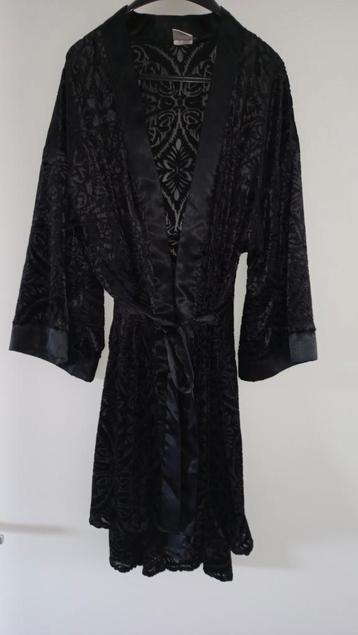 Een ochtend of avond slipdress met duster beschikbaar voor biedingen