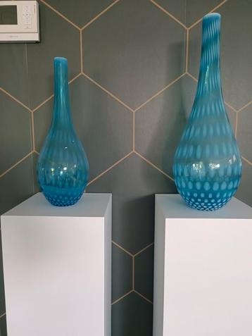 2 Blauwe Design Vazen - Druppelvorm & Motief beschikbaar voor biedingen