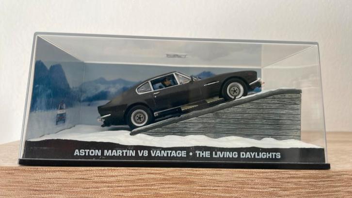 James Bond modelauto Aston Martin V8 Vantage met boekje, Hobby en Vrije tijd, Modelauto's | 1:43, Nieuw, Auto, Overige merken