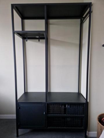 Metalen kledingkast met lades en planken