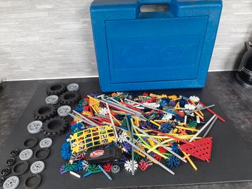 K'nex bouwstenen ruim 700 onderdelen +moter+grote koffer  beschikbaar voor biedingen
