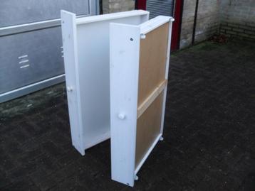 Witte ledikantladen beschikbaar voor biedingen