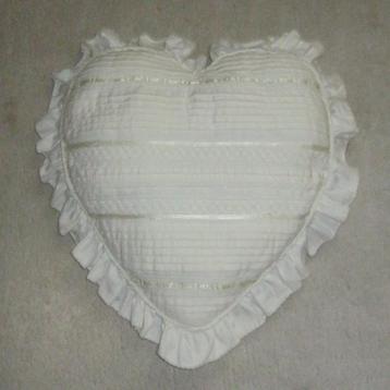 Vintage hartvormig gesmokt kussentje met kant en lintjes. beschikbaar voor biedingen