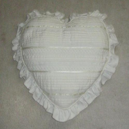 Vintage hartvormig gesmokt kussentje met kant en lintjes., Antiek en Kunst, Curiosa en Brocante, Ophalen of Verzenden