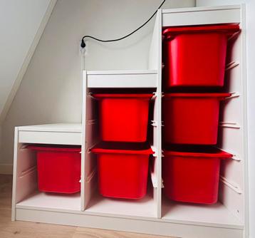 IKEA witte Trofastkast met rode bakken beschikbaar voor biedingen