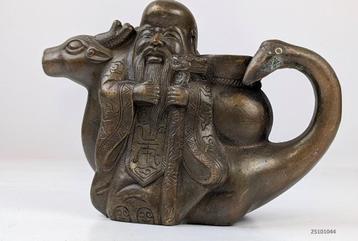 chinese man met pot brons beschikbaar voor biedingen