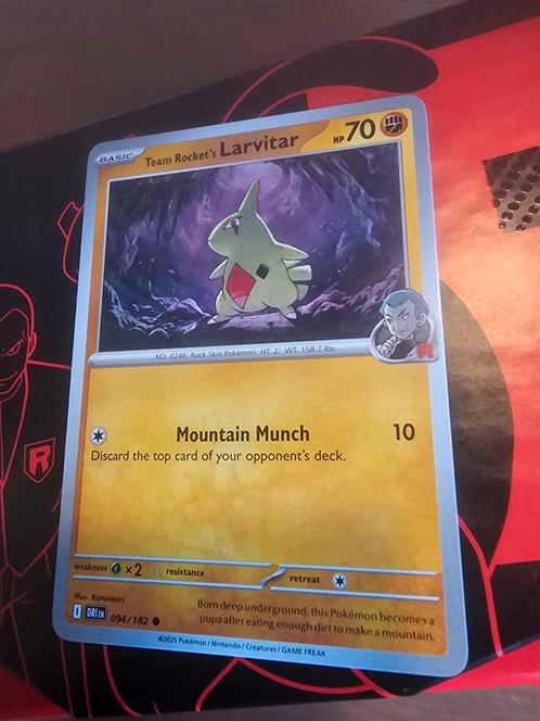 Pokémon kaart - Destined Rivals - Rocket's Larvitar 94/182, Hobby en Vrije tijd, Verzamelkaartspellen | Pokémon, Nieuw, Losse kaart