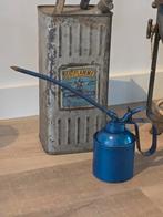 Prachtige antieke blauw stalen oliekan met pomp en flexibele, Antiek en Kunst, Ophalen of Verzenden