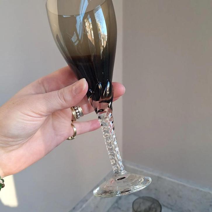 Vintage Bruine Wijnglazen met Gedraaide Voet, Antiek en Kunst, Antiek | Glas en Kristal, Ophalen of Verzenden