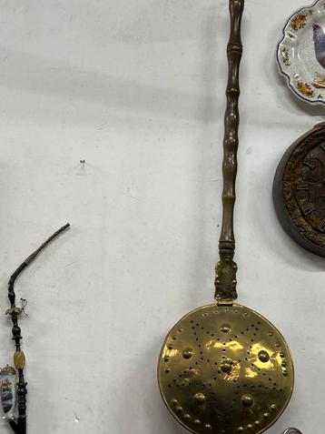 Antieke beddenpan van brons beschikbaar voor biedingen