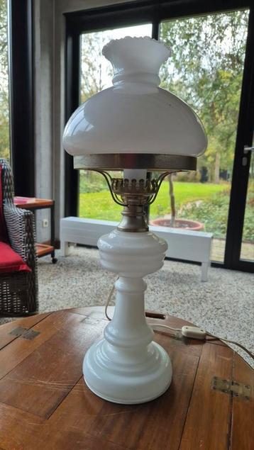 Vintage witte glazen lamp beschikbaar voor biedingen