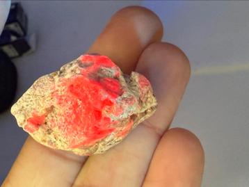 Robijn in Matrix mineralen UV Actief beschikbaar voor biedingen