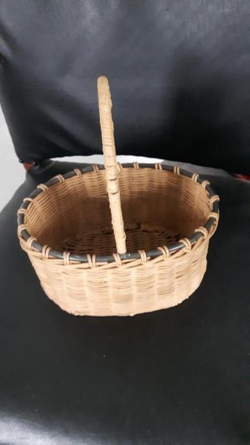 Mandje, 2 vaks, riet met ijzer beschikbaar voor biedingen