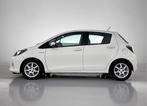 Toyota Yaris 1.5 Full Hybrid Aspiration (bj 2013, automaat), Gebruikt, Zwart, 4 cilinders, Wit