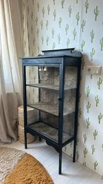 Glazen vitrinekast antiek met bloemen, Huis en Inrichting, Kasten | Vitrinekasten, Gebruikt, Glas, Minder dan 100 cm, 25 tot 50 cm