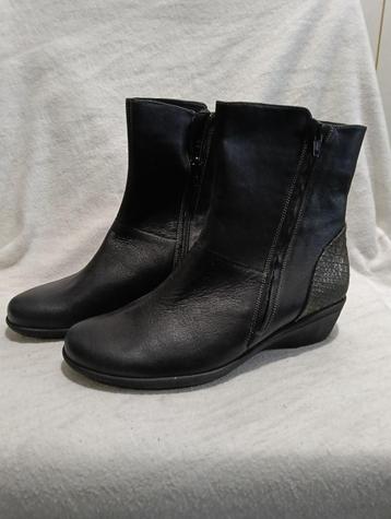 1477 NIEUW Durea laarsje 38 K wijdte uitneembaar voetbed beschikbaar voor biedingen