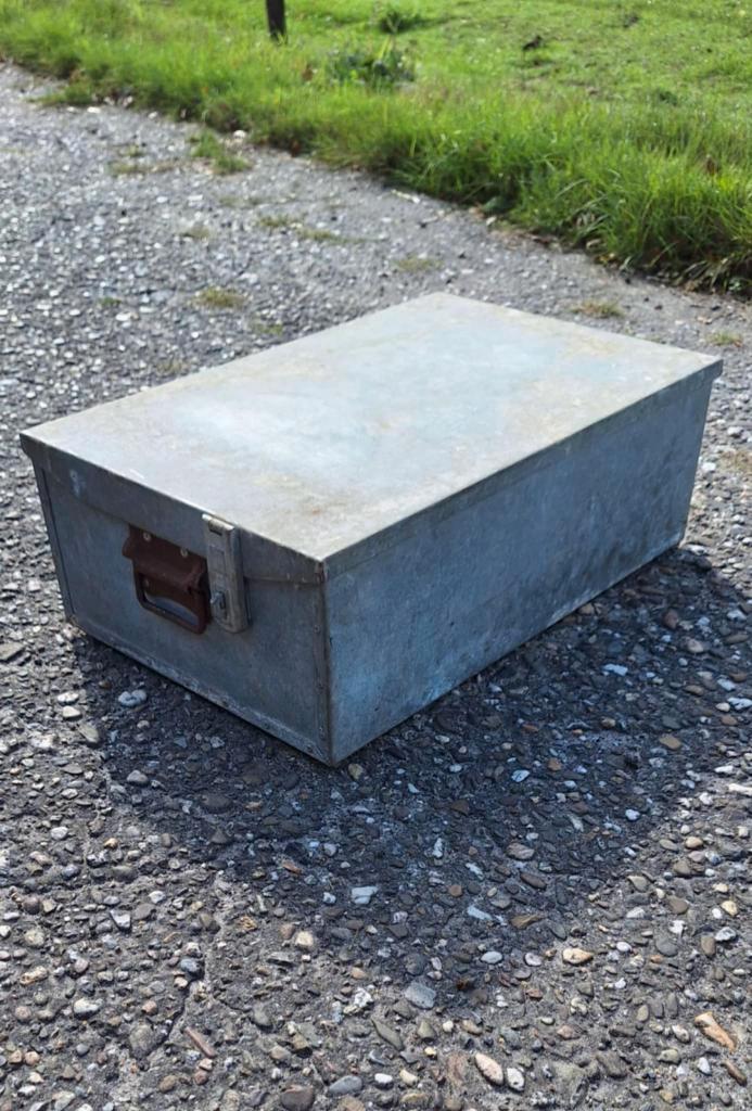 Metalen afsluitbare opbergkist, zwaar en super degelijk💪, Huis en Inrichting, Woonaccessoires | Kisten, Gebruikt, Minder dan 50 cm