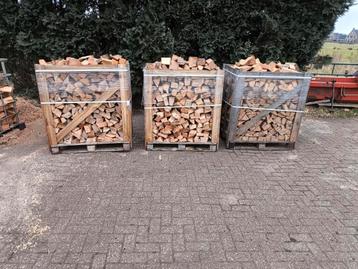 Gestapelde ruime kub. Eiken/beuk. Brandhout beschikbaar voor biedingen