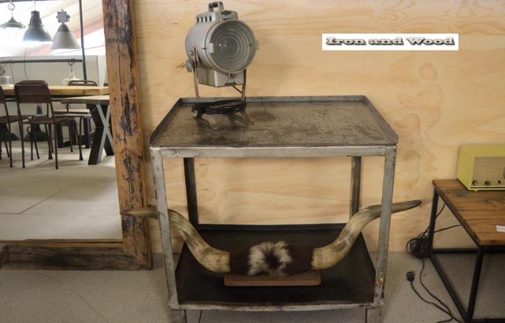 Sidetable - werkbank 85x63x69 van metaal - industrieel, Huis en Inrichting, Tafels | Sidetables, Zo goed als nieuw, 50 tot 75 cm