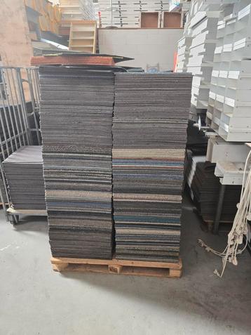 Tapijttegels 50x50cm als ondervloer 3000 stuks. beschikbaar voor biedingen