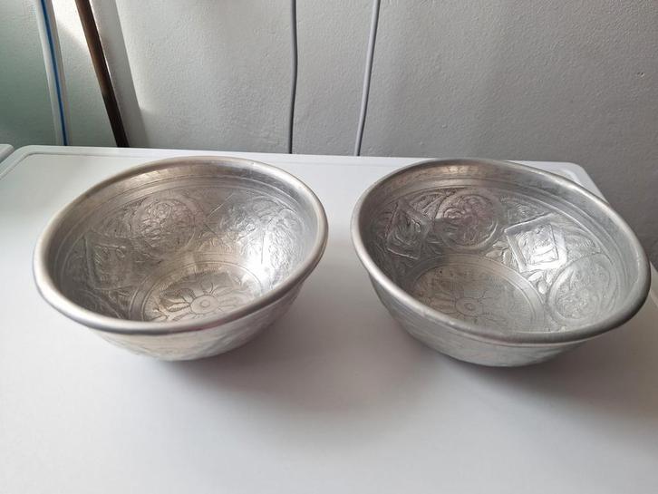 Twee Oosterse decoratieve schaaltjes India, Huis en Inrichting, Woonaccessoires | Schalen en Manden, Gebruikt, Schaal, Rond, Overige materialen