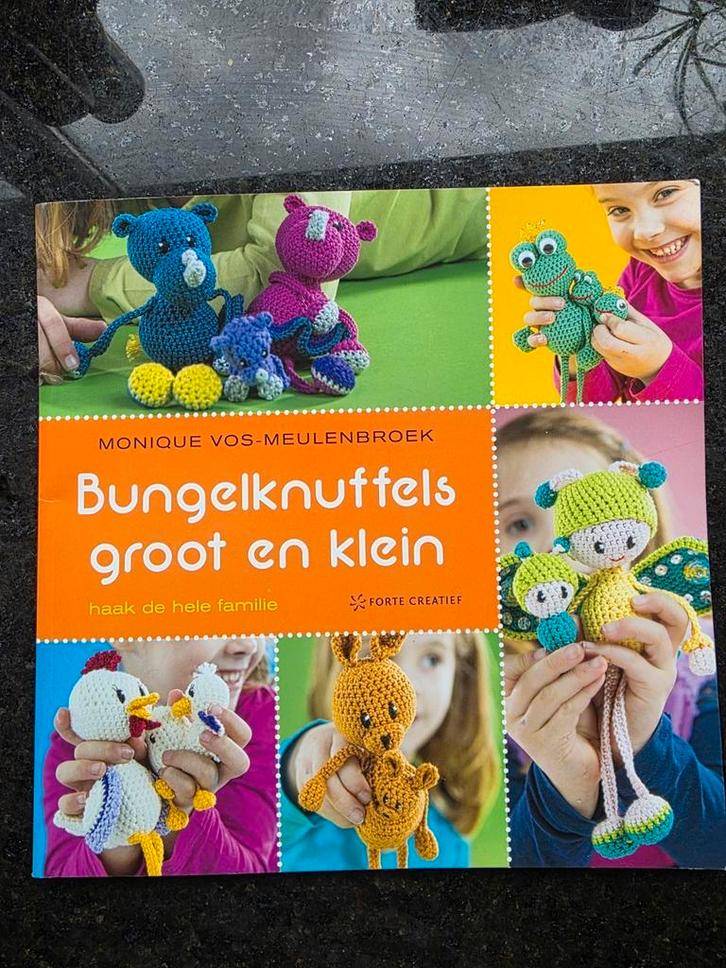 Monique Vos-Meulenbroek - Bungelknuffels groot en klein, Boeken, Hobby en Vrije tijd, Zo goed als nieuw, Breien en Haken, Ophalen of Verzenden