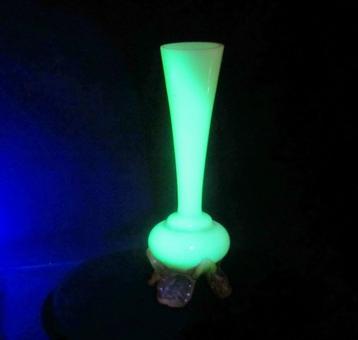 Antiek uranium vaseline opaline glazen soliflore vaasje beschikbaar voor biedingen