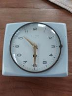 Vintage jaren 60 keukenklok met sleutel, Huis en Inrichting, Woonaccessoires | Klokken, Ophalen of Verzenden, Gebruikt, Wandklok