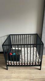 Mooie zwarte box 94x71 cm met nieuw matrasje babypark, Ophalen of Verzenden, Zo goed als nieuw, Rond, Boxkleed