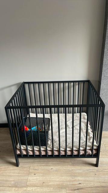 Mooie zwarte box 94x71 cm met nieuw matrasje babypark beschikbaar voor biedingen
