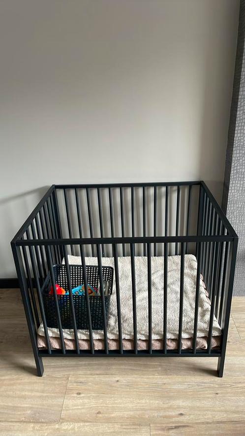 Mooie zwarte box 94x71 cm met nieuw matrasje babypark, Kinderen en Baby's, Boxen, Zo goed als nieuw, Rond, Boxkleed, Ophalen of Verzenden