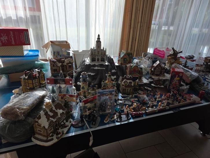 Kerstdorp met huisjes poppetjes en bergen, Diversen, Kerst, Ophalen