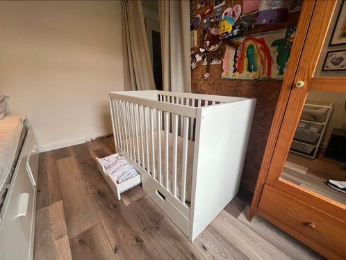 Baby crib with adjustable height., Kinderen en Baby's, Kinderkamer | Complete kinderkamers, Zo goed als nieuw, Jongetje of Meisje