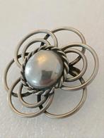 Vintage Zilverkleurige Broche met Parelmoerachtige bol, Sieraden, Tassen en Uiterlijk, Broches, 4 tot 7 cm, Gebruikt, Ophalen of Verzenden