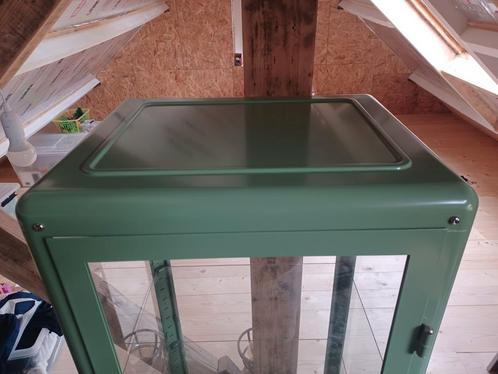 Vitrinekast Fabrikör - groene vitrinekast - zgan, Huis en Inrichting, Kasten | Vitrinekasten, Zo goed als nieuw, 100 tot 150 cm