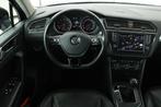 Volkswagen Tiguan 1.4 TSI Connected Series | Leder | Trekhaa, Auto's, Volkswagen, Voorwielaandrijving, 4 cilinders, 150 pk, Parkeerassistent