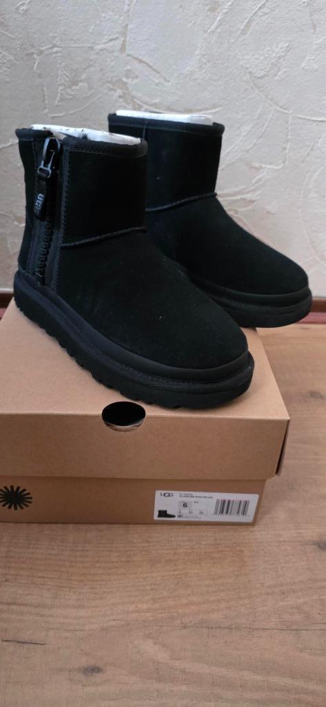 Te KOOP Ugg zwarte classic mini zipper tape logo MAAT 37 NEW, Kleding | Dames, Schoenen, Nieuw, Lage of Enkellaarzen, Zwart, Ophalen of Verzenden