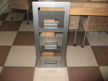 metalen kranten / post opberger beschikbaar voor biedingen